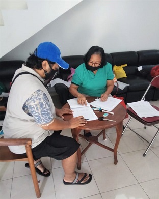 Setiap wilayah diwakilkan satu org yg menerima ... petugas PSE menjelaskan kepada perwakilan wilayah pembagian kelingkungan lingkungan--